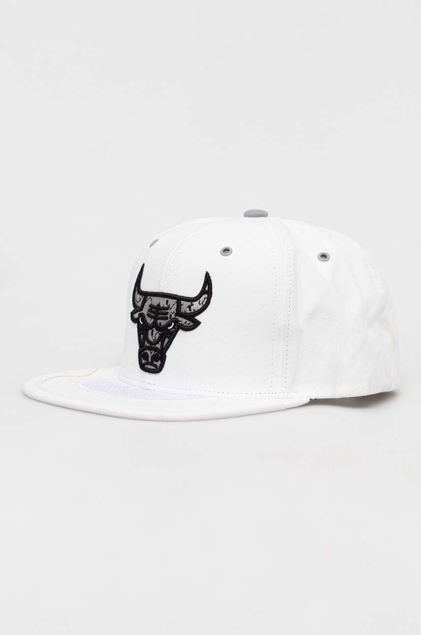 Levně Kšiltovka Mitchell&Ness CHICAGO BULLS bílá barva, s aplikací