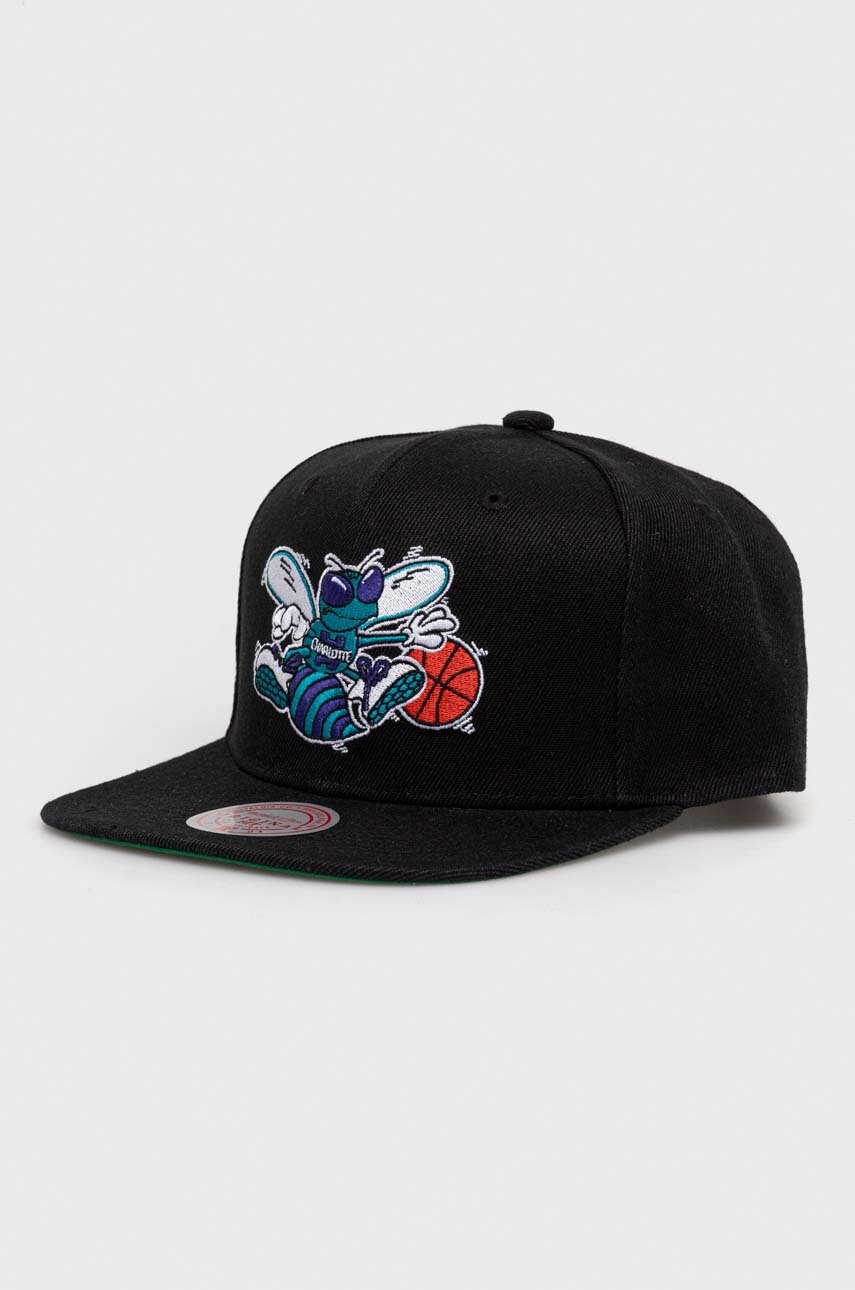 

Шапка с козирка Mitchell&Ness CHARLOTTE HORNETS в черно с апликация, Черен