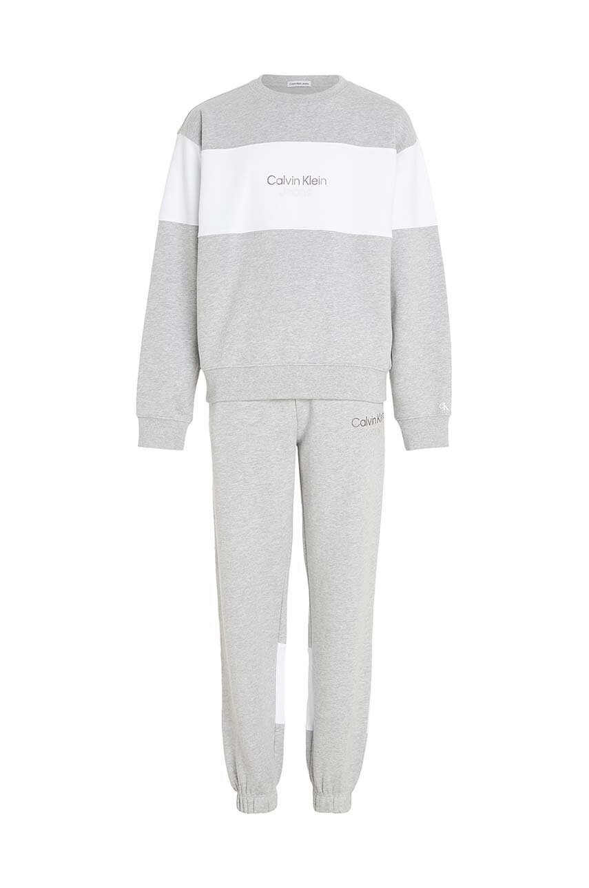 

Детски памучен анцуг Calvin Klein Jeans в сиво, Сив