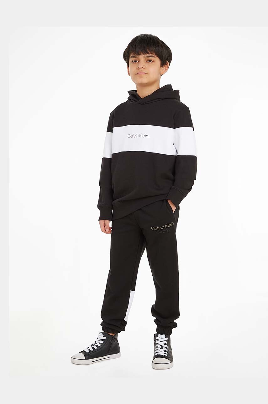 

Детски памучен анцуг Calvin Klein Jeans в черно, Черен