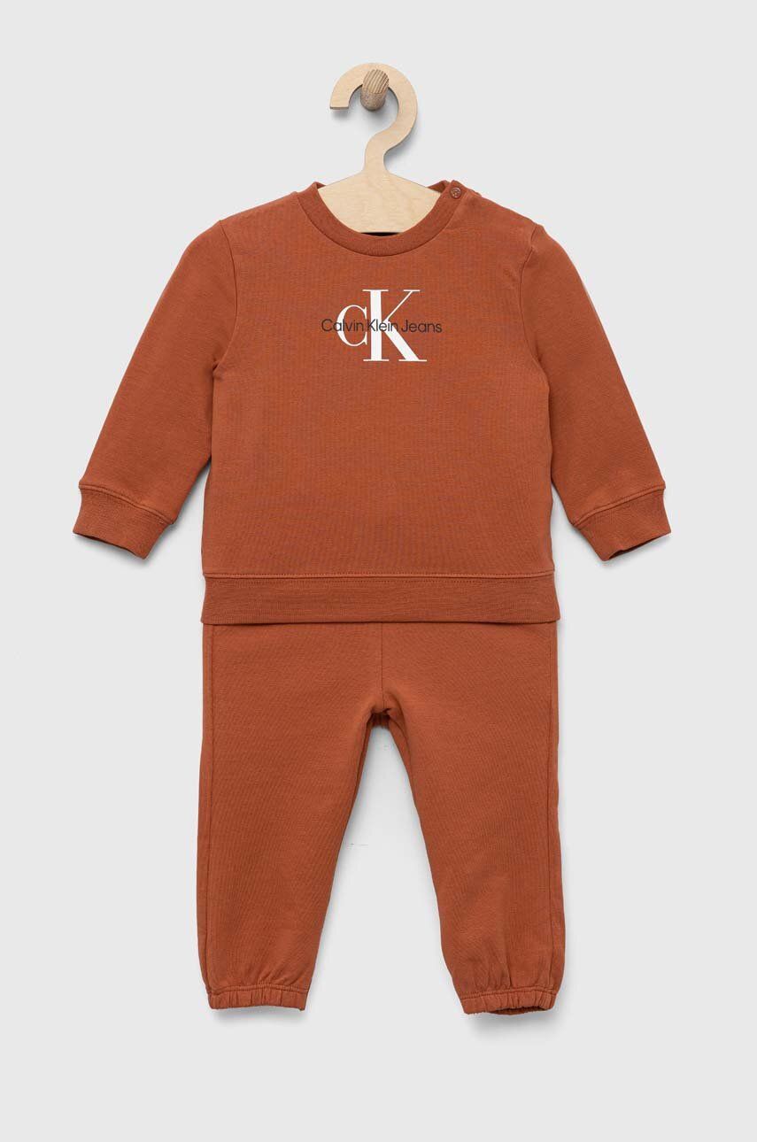 Levně Dětská tepláková souprava Calvin Klein Jeans oranžová barva