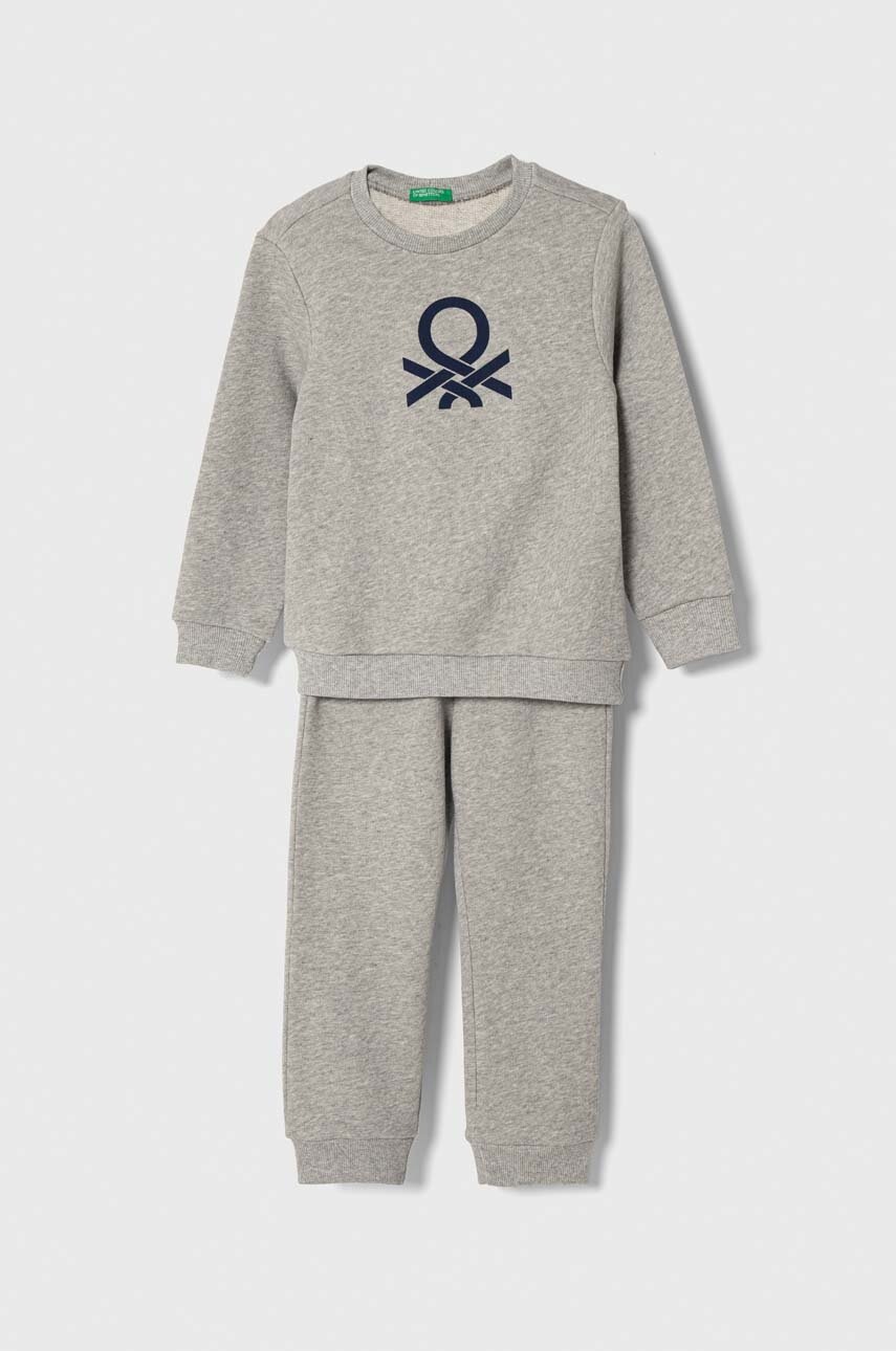 

Дитячий бавовняний спортивний костюм United Colors of Benetton колір сірий