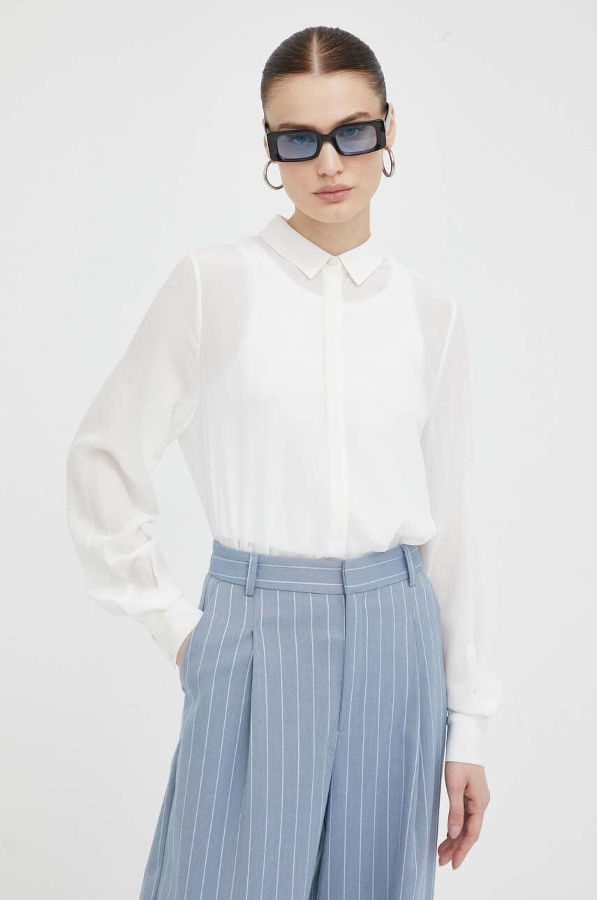 Levně Hedvábné tričko Bruuns Bazaar bílá barva, regular, s klasickým límcem