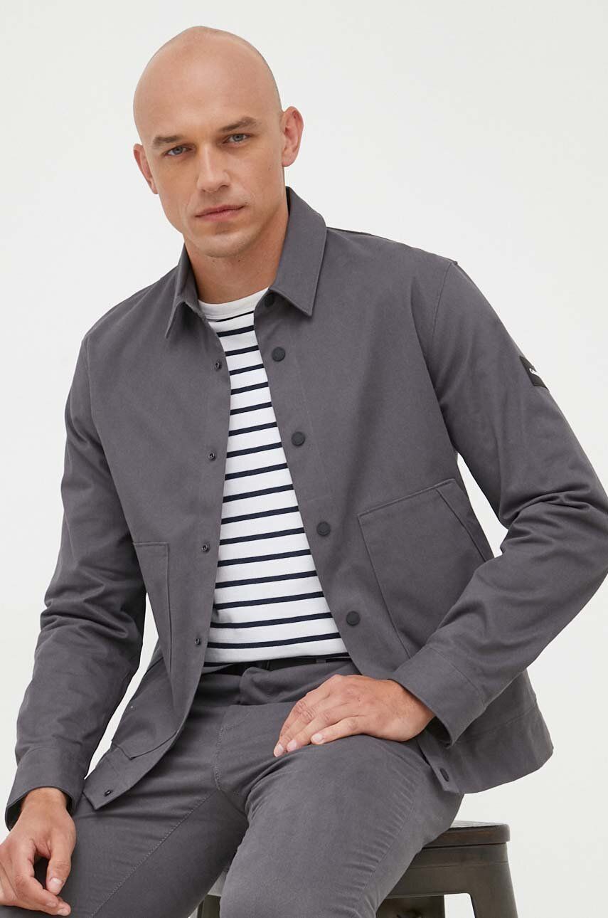 Košeľa Calvin Klein pánska, šedá farba, voľný strih, s klasickým golierom