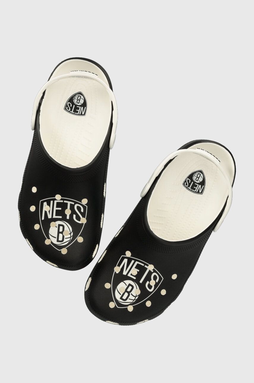 Crocs papuci NBA Brooklyn Nets Classic Clog barbati, culoarea negru, 208651