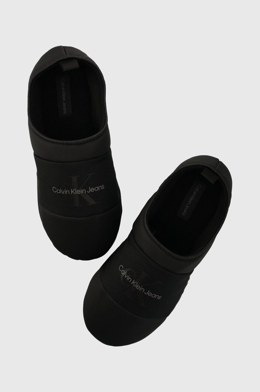 Levně Pantofle Calvin Klein Jeans HOME SLIPPER MONO černá barva, YM0YM00840