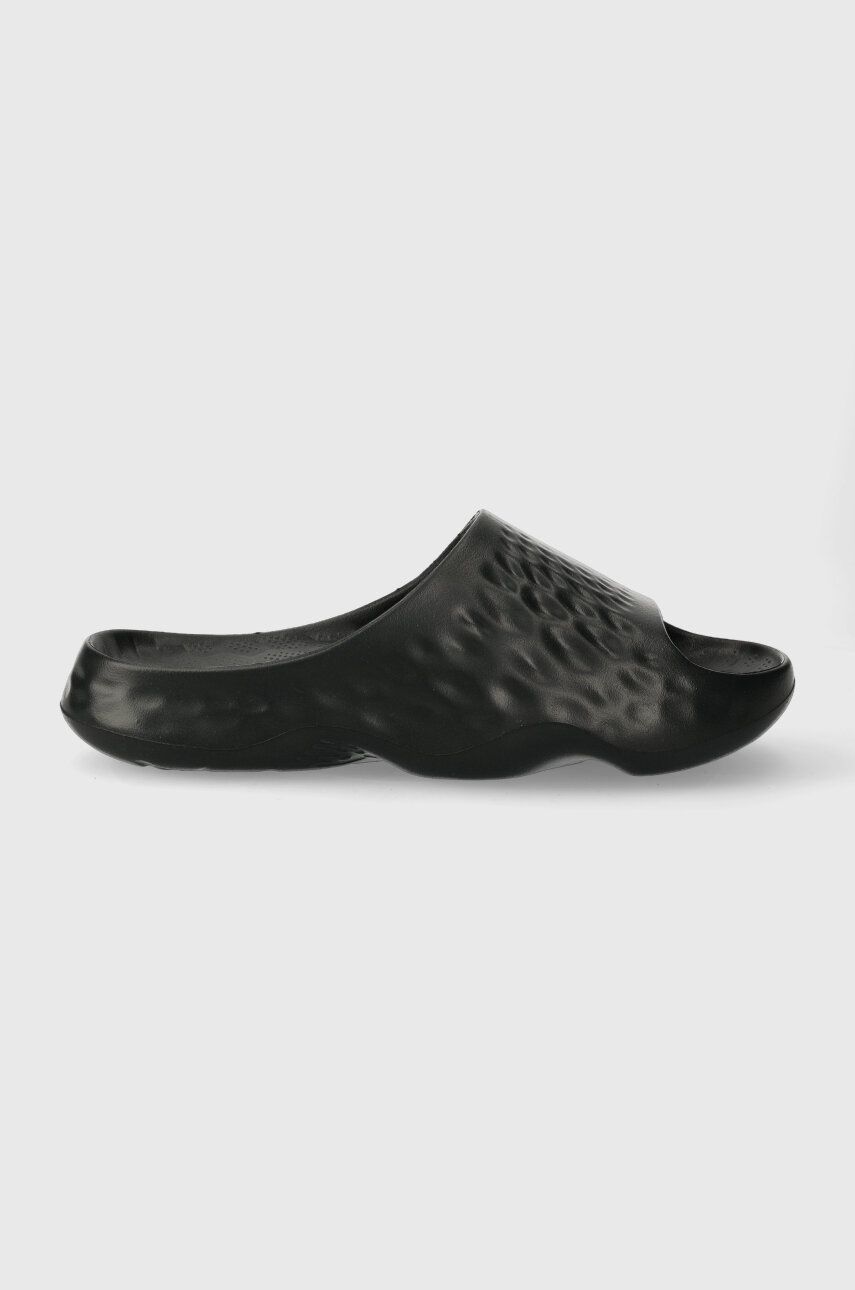 Levně Pantofle New Balance SUFHUPK3 černá barva