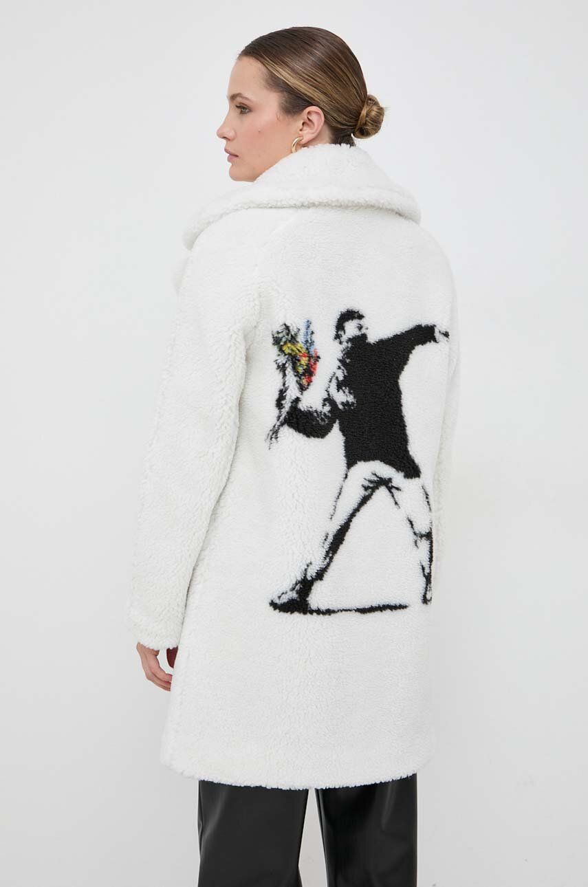 Kabát Guess Guess x Banksy dámský, bílá barva, oversize - bílá - Hlavní materiál: 100 % Polyester