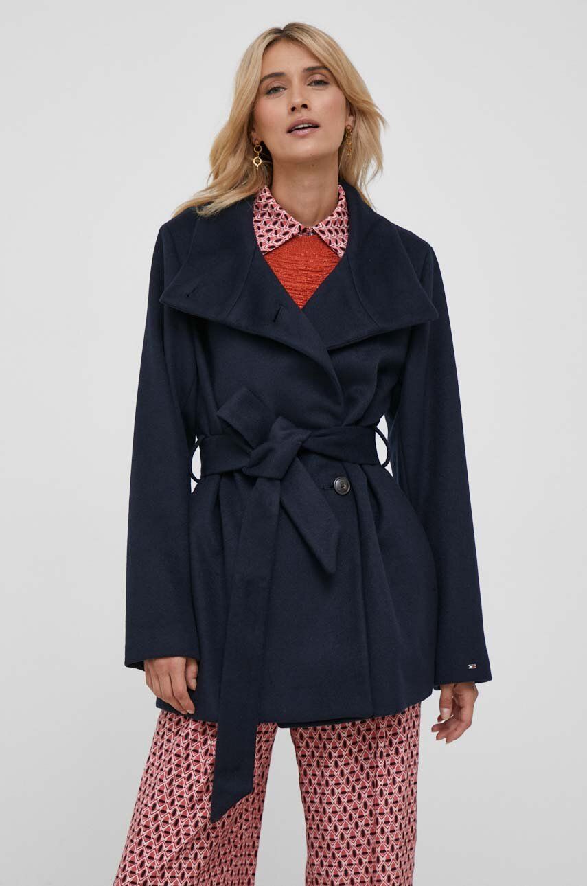 Vlněný kabát Tommy Hilfiger tmavomodrá barva - námořnická modř -  Hlavní materiál: 50 % Polyest