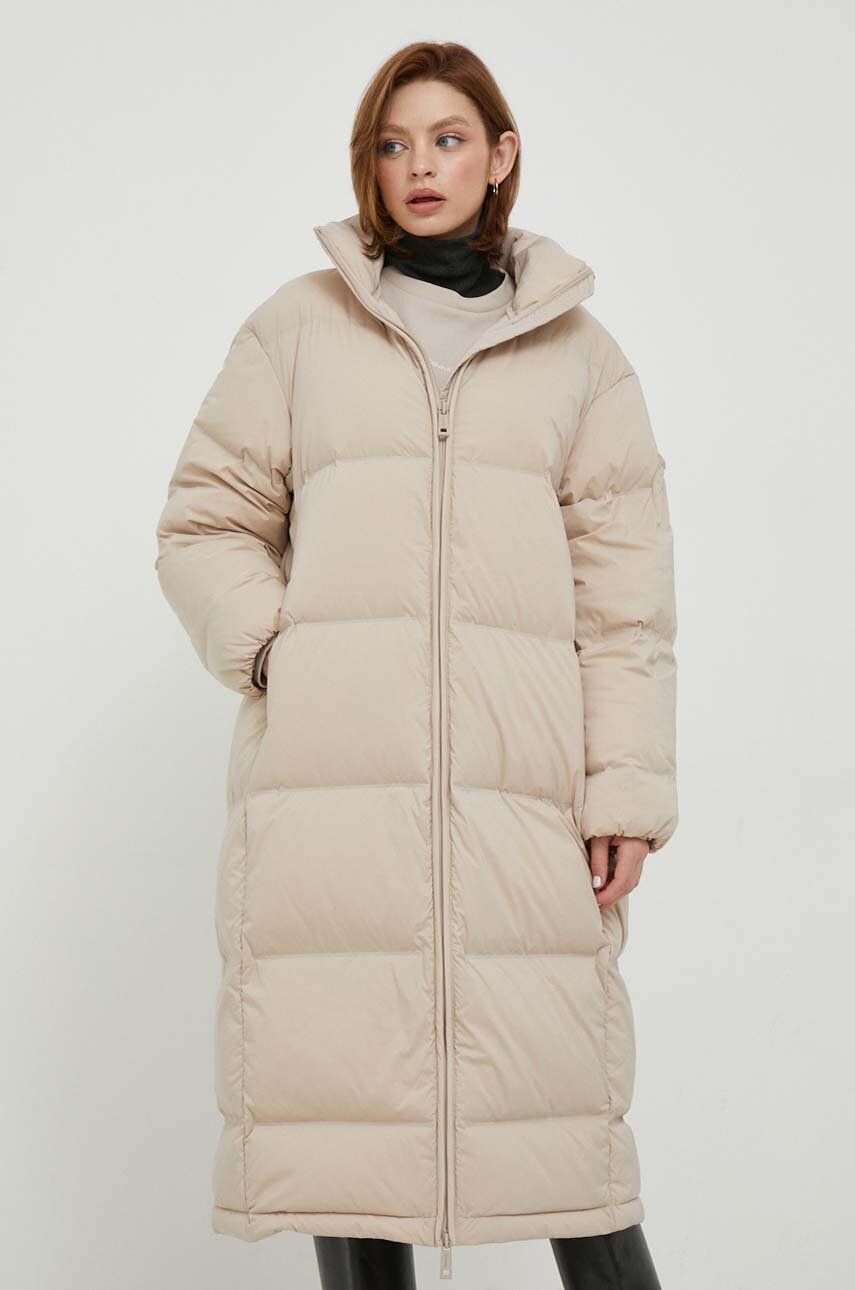 Péřová bunda Calvin Klein dámská, béžová barva, zimní, oversize - béžová - Hlavní materiál: 90 % Pol