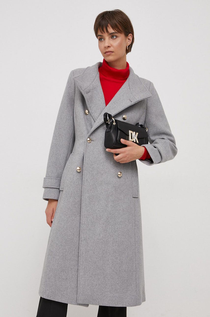 Vlněný kabát Dkny šedá barva, přechodný, dvouřadový - šedá - Hlavní materiál: 53 % Vlna