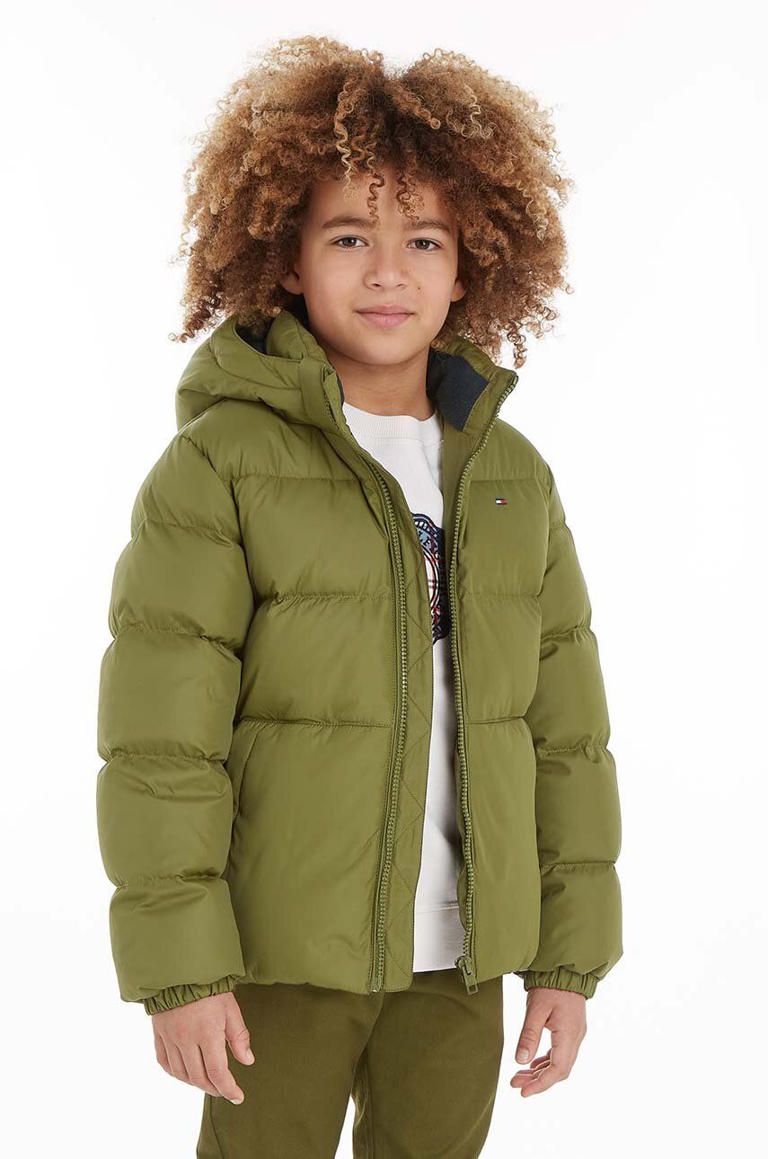 Levně Dětská péřová bunda Tommy Hilfiger zelená barva