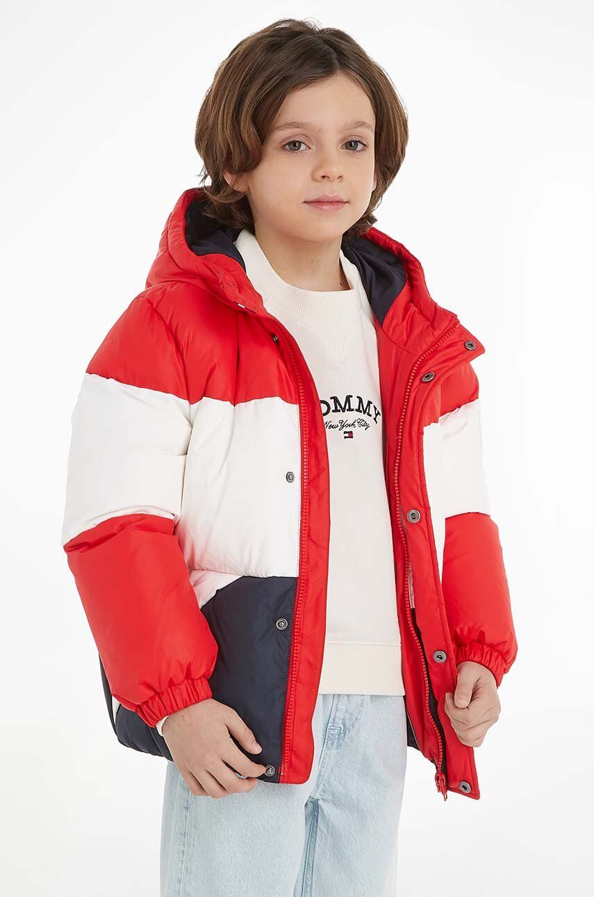Levně Dětská péřová bunda Tommy Hilfiger červená barva
