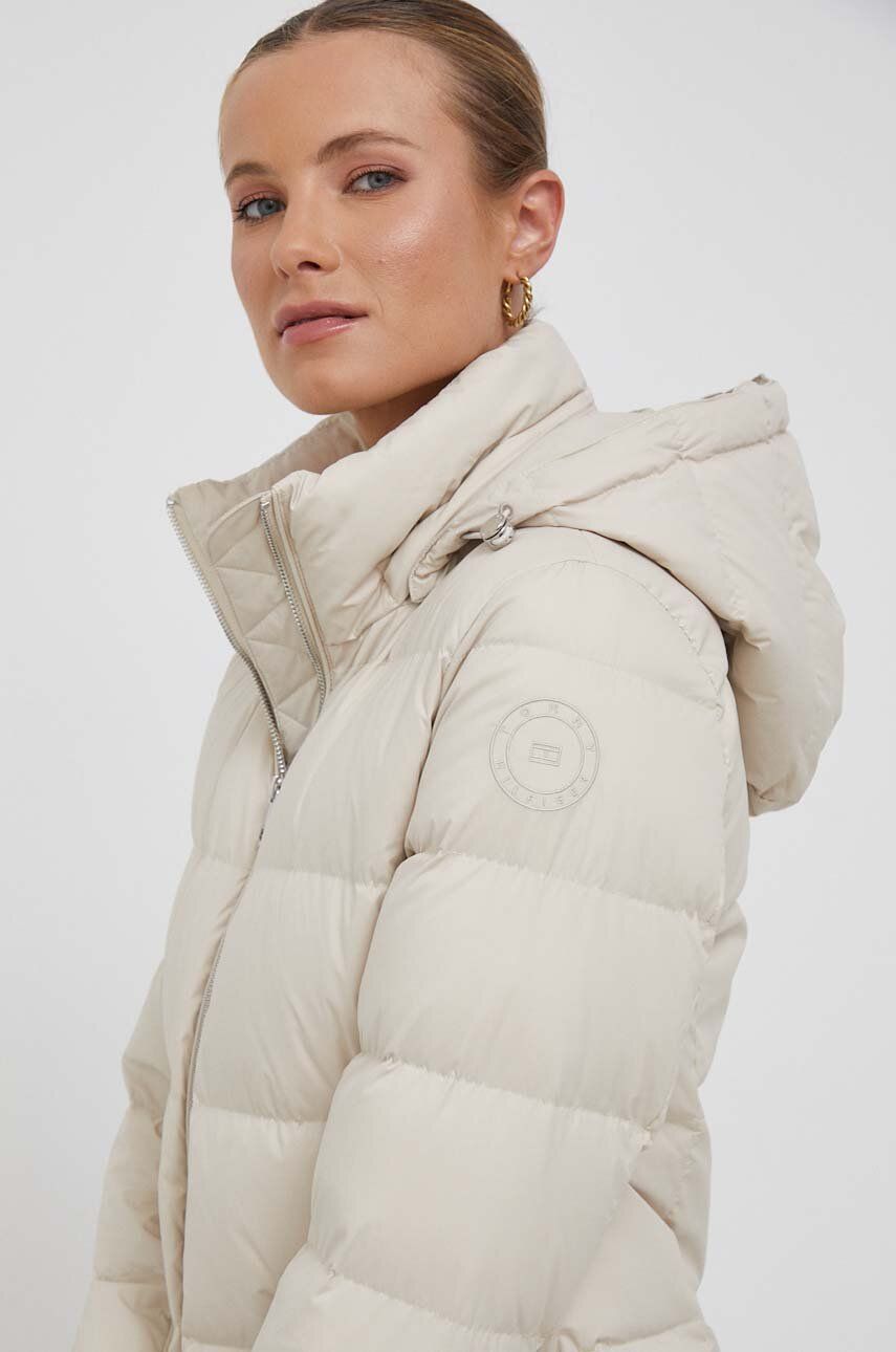 Péřová bunda Tommy Hilfiger dámská, béžová barva, zimní - béžová -  Hlavní materiál: 100 % Poly