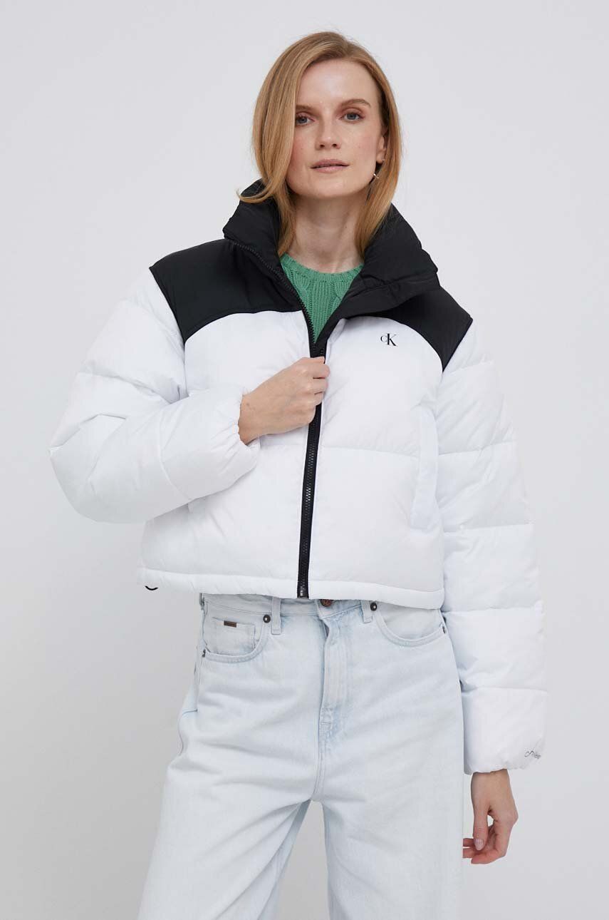 Bunda Calvin Klein Jeans dámská, bílá barva, zimní - bílá -  Hlavní materiál: 100 % Polyester