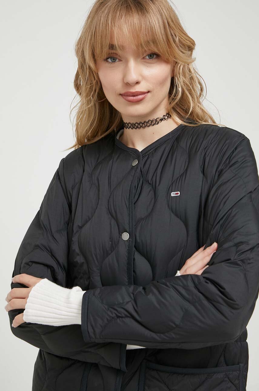 

Пухова куртка Tommy Jeans жіноча колір чорний перехідна