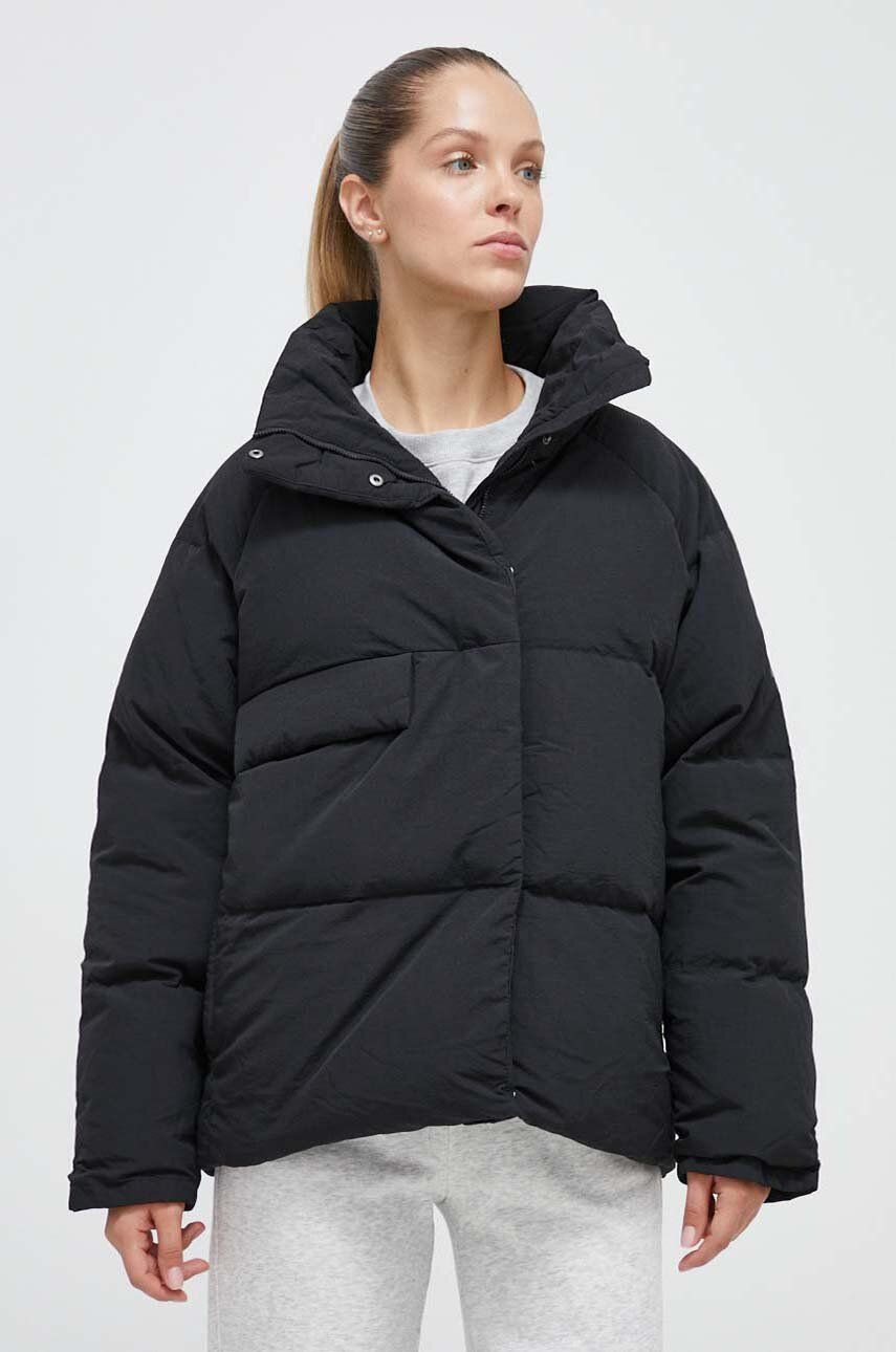 Péřová bunda adidas dámská, černá barva, zimní, oversize - černá - Hlavní materiál: 100 % Polyamid