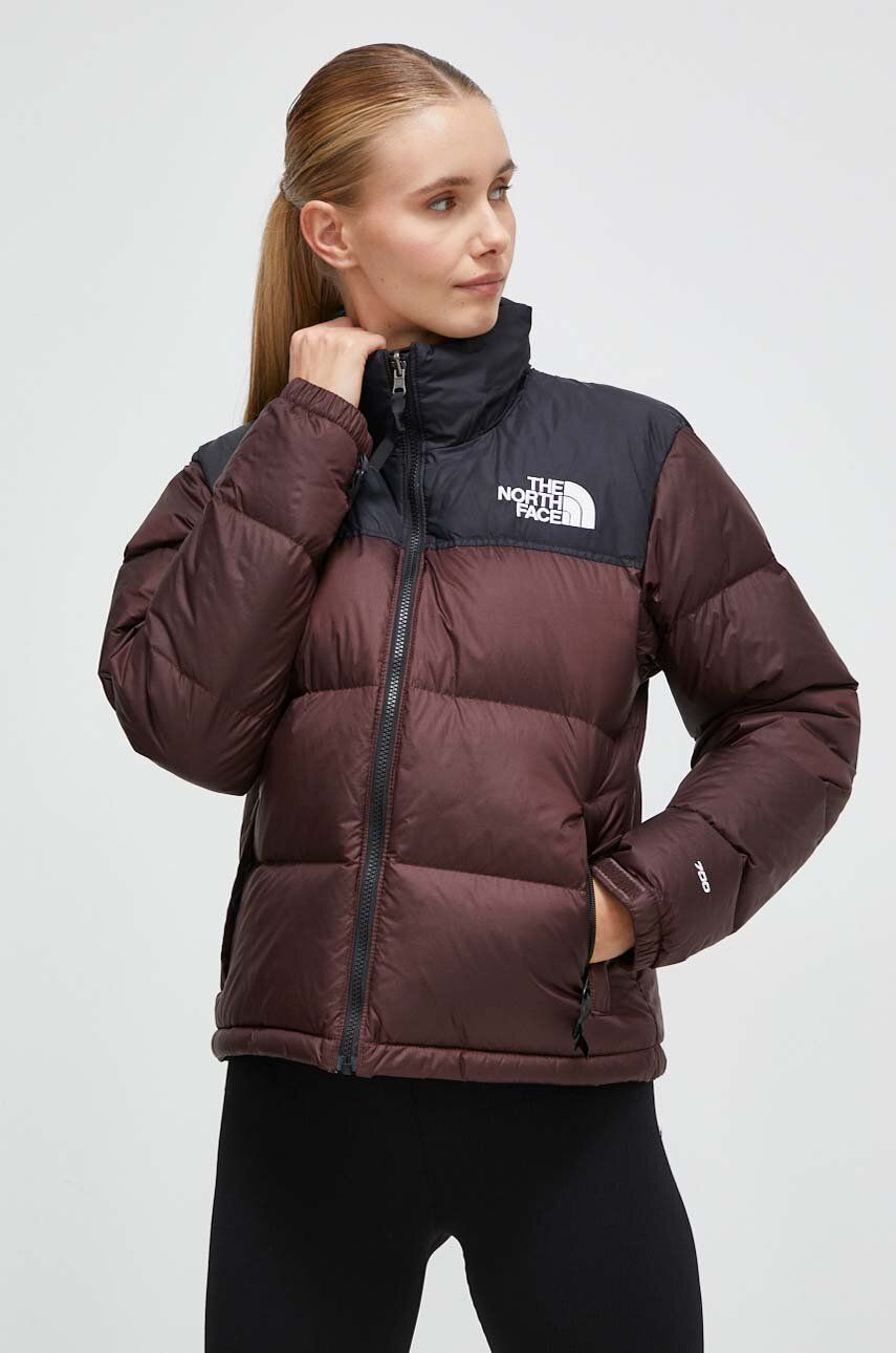 Péřová bunda The North Face dámská, hnědá barva, zimní - hnědá - Hlavní materiál: 100 % Nylon P
