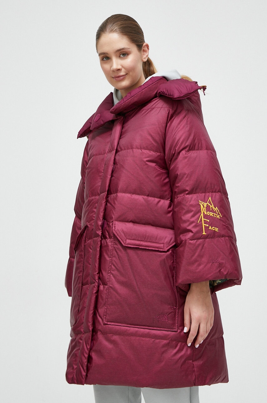 Péřová bunda The North Face dámská, vínová barva, zimní, oversize - burgundské - Hlavní materiál: 94