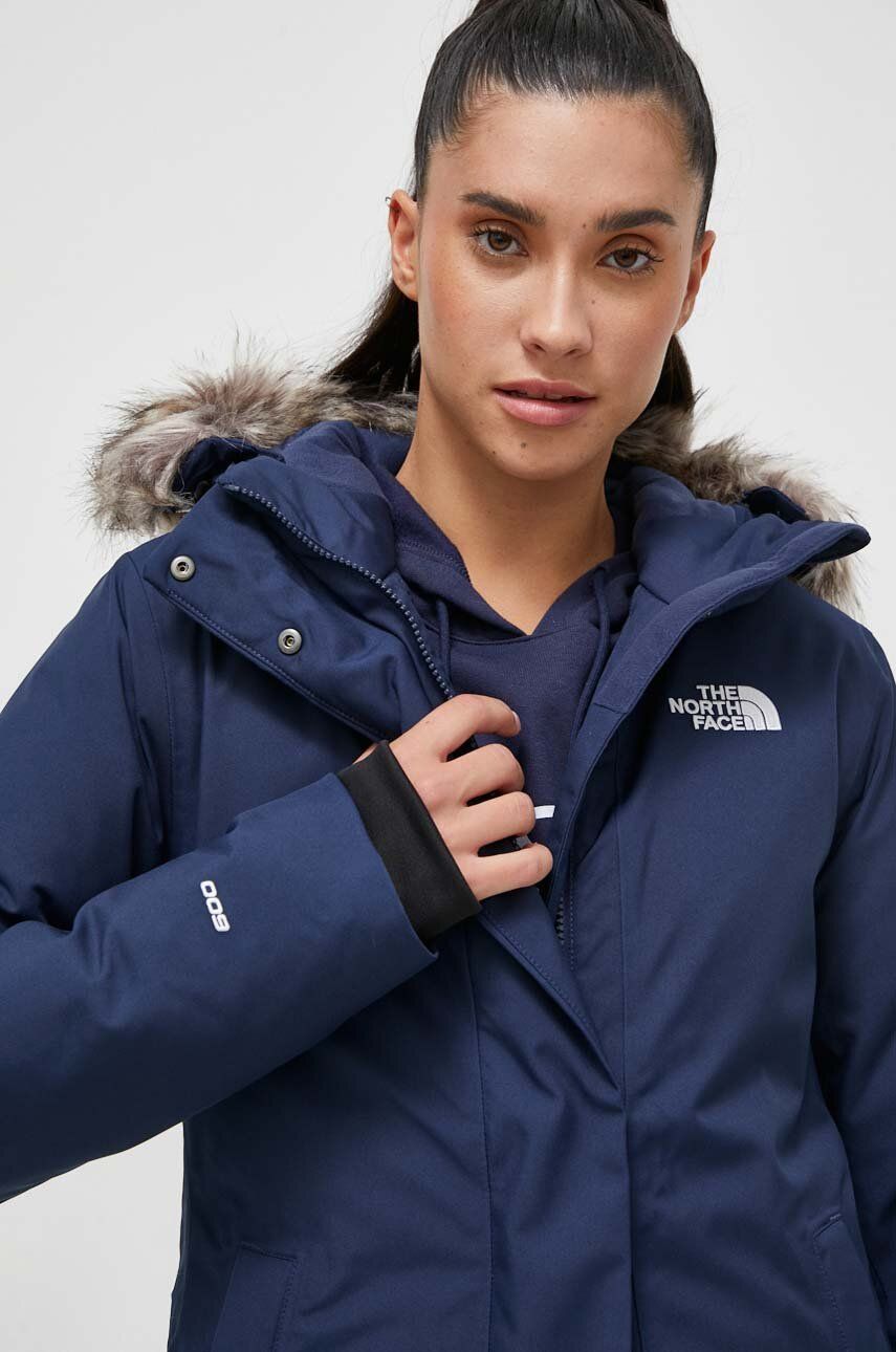 Péřová bunda The North Face dámská, tmavomodrá barva, zimní - námořnická modř - Hlavní materiál: 100