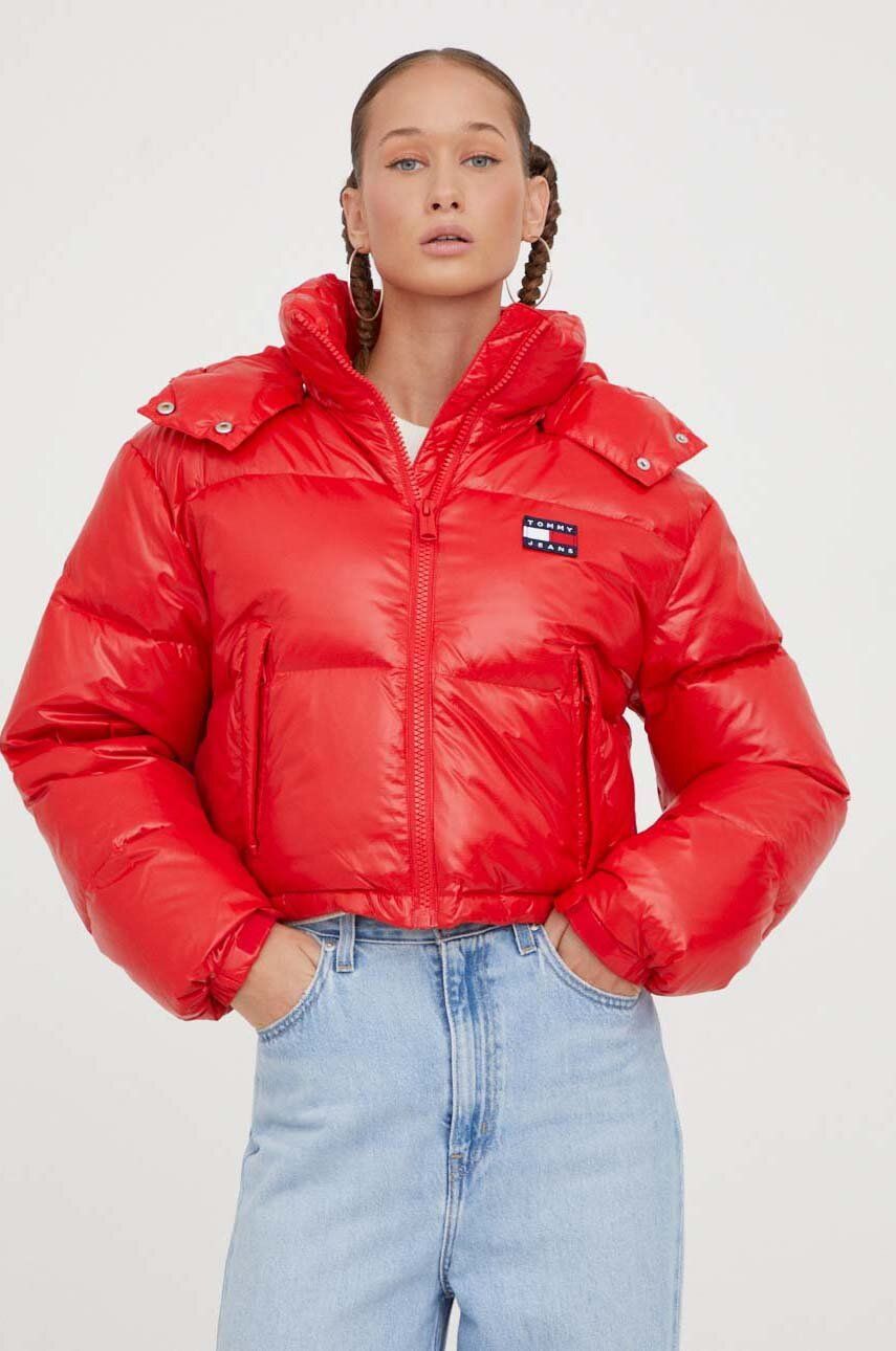 Levně Péřová bunda Tommy Jeans dámská, červená barva, zimní, DW0DW16572