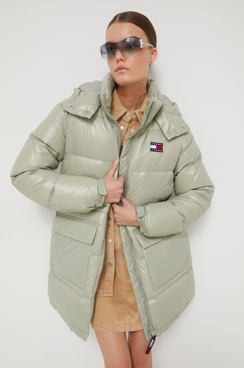 

Пухова куртка Tommy Jeans жіноча колір зелений зимова