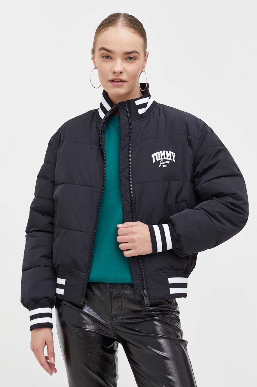 Levně Bomber bunda Tommy Jeans černá barva, zimní, oversize