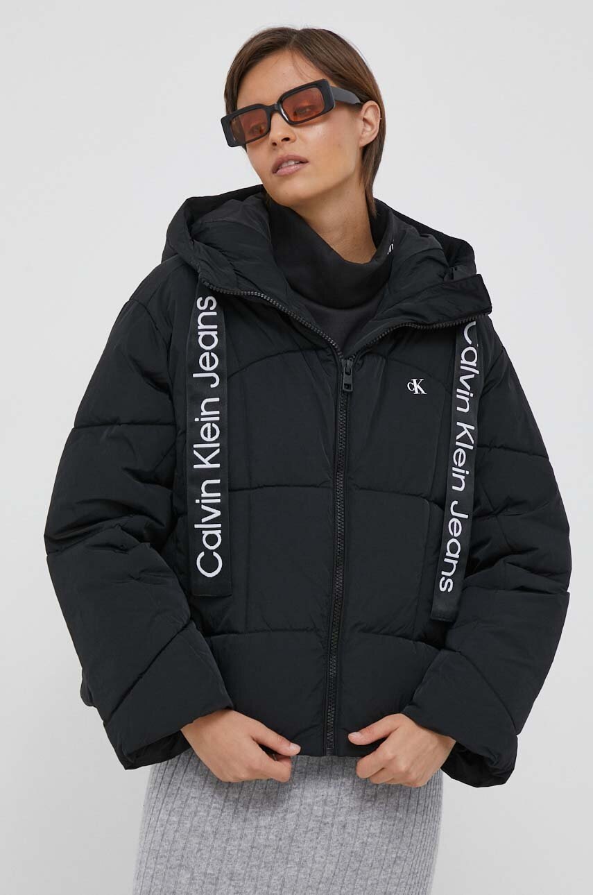 

Яке Calvin Klein Jeans в черно зимен модел с уголемена кройка, Черен