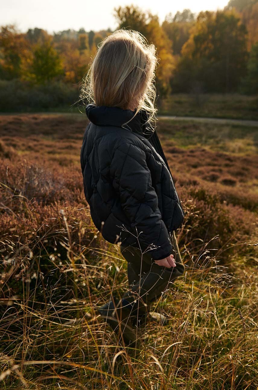 Levně Dětská péřová bunda Liewood černá barva