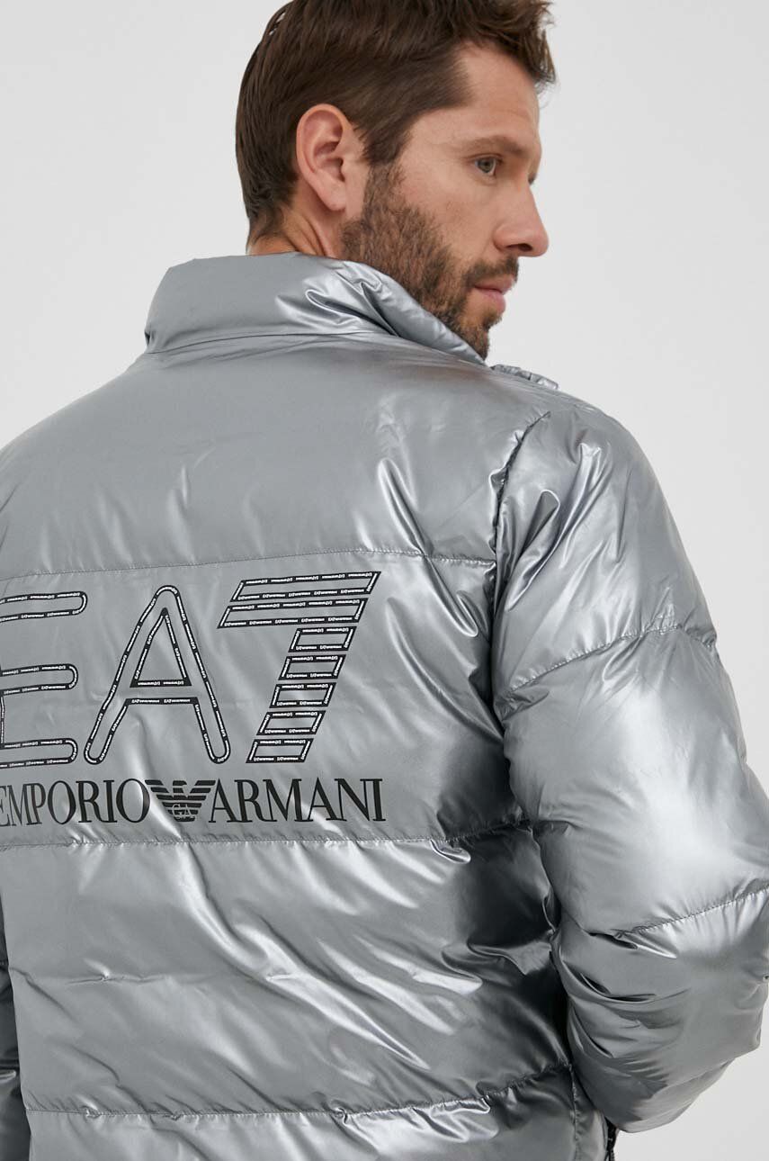 Bunda EA7 Emporio Armani pánská, stříbrná barva, zimní - stříbrná -  Hlavní materiál: 100 % Pol
