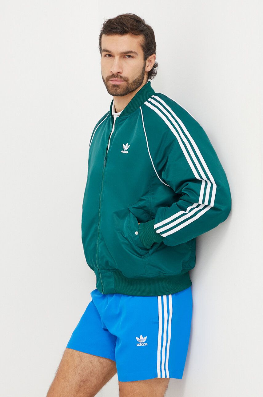 Bomber bunda adidas Originals zelená barva, přechodná - zelená - Hlavní materiál: 100 % Polyamid