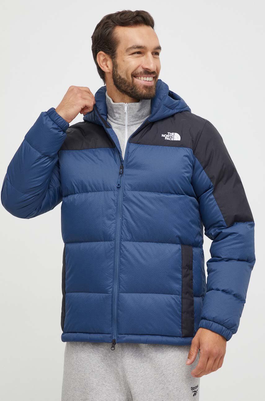 Péřová bunda The North Face pánská, tmavomodrá barva, zimní - námořnická modř - Hlavní materiál: 100