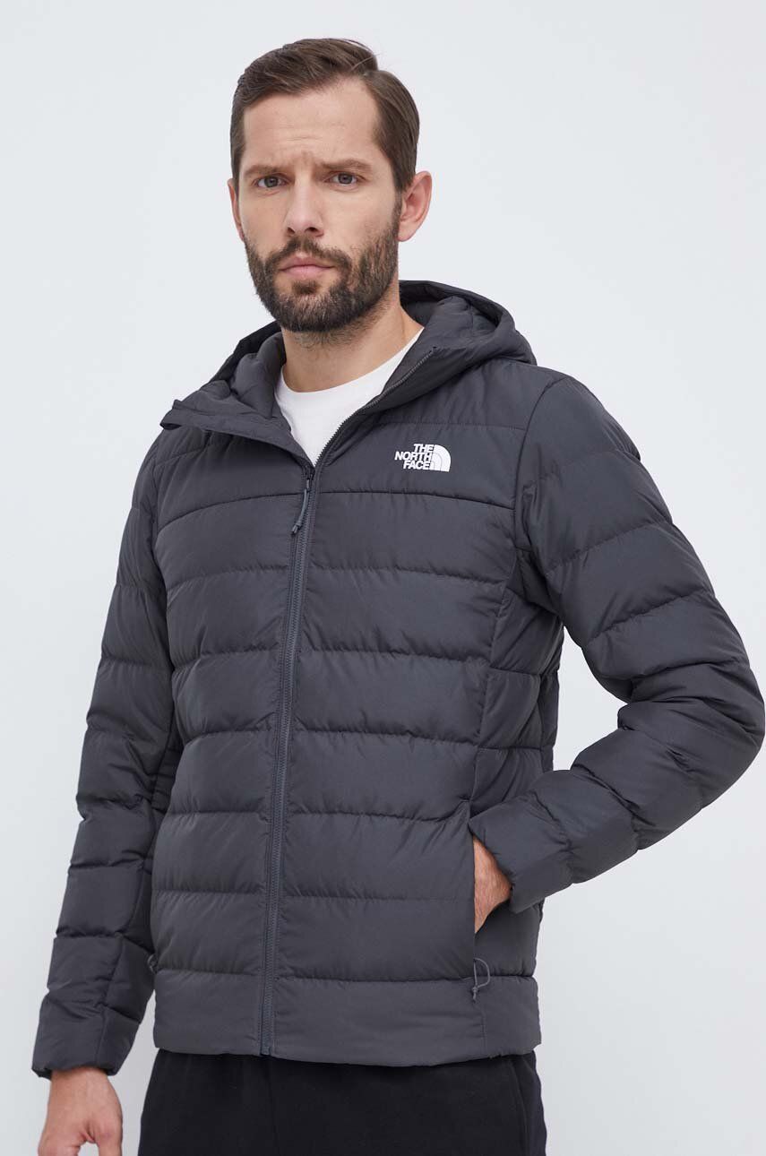 Péřová bunda The North Face pánská, šedá barva, zimní - šedá - Hlavní materiál: 100 % Polyester