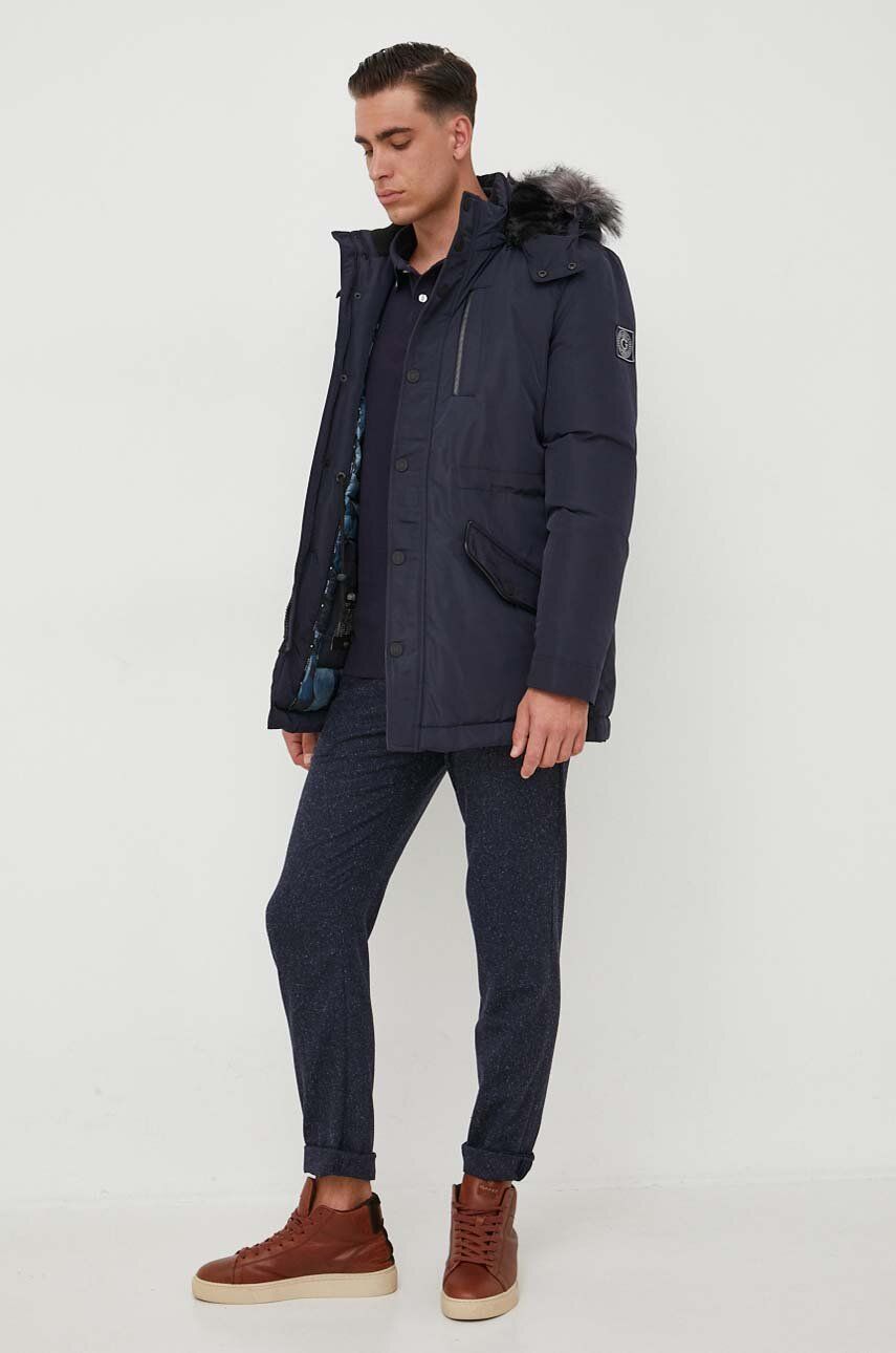 Péřová bunda Guess pánská, tmavomodrá barva, zimní - námořnická modř - Hlavní materiál: 100 % Polyes