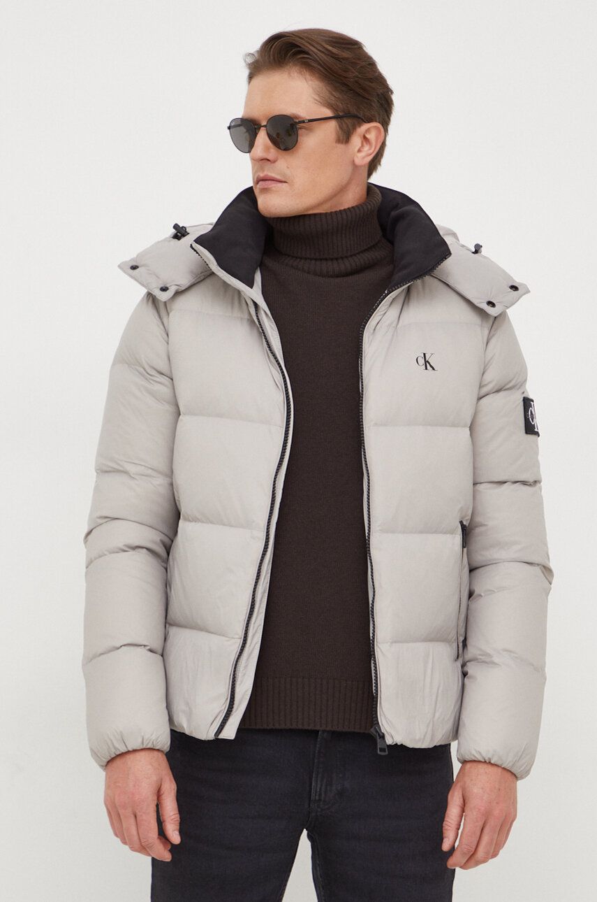 Péřová bunda Calvin Klein Jeans pánská, šedá barva, zimní - šedá -  Hlavní materiál: 100 % Poly