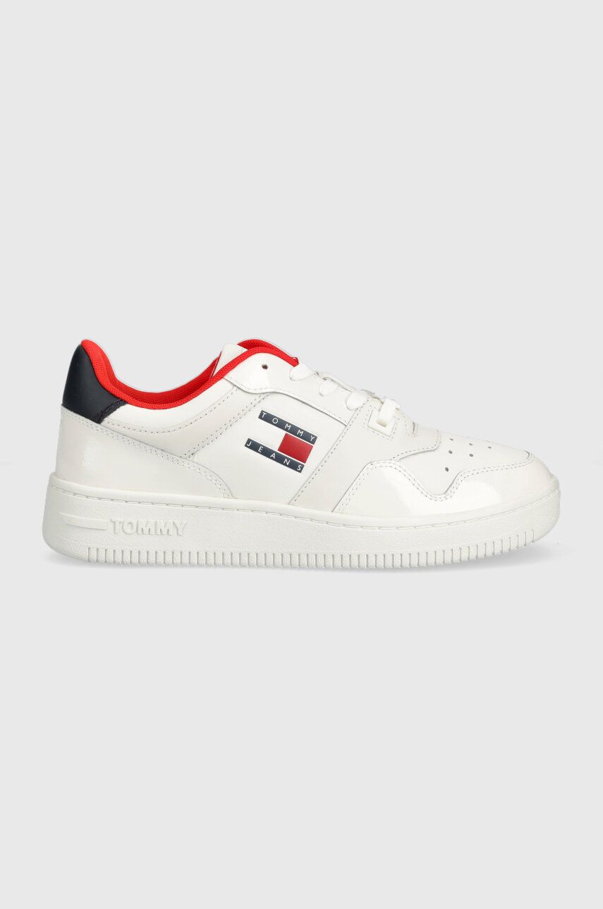 Levně Kožené sneakers boty Tommy Jeans TJW RETRO BASKET GLOSSY bílá barva, EN0EN02206