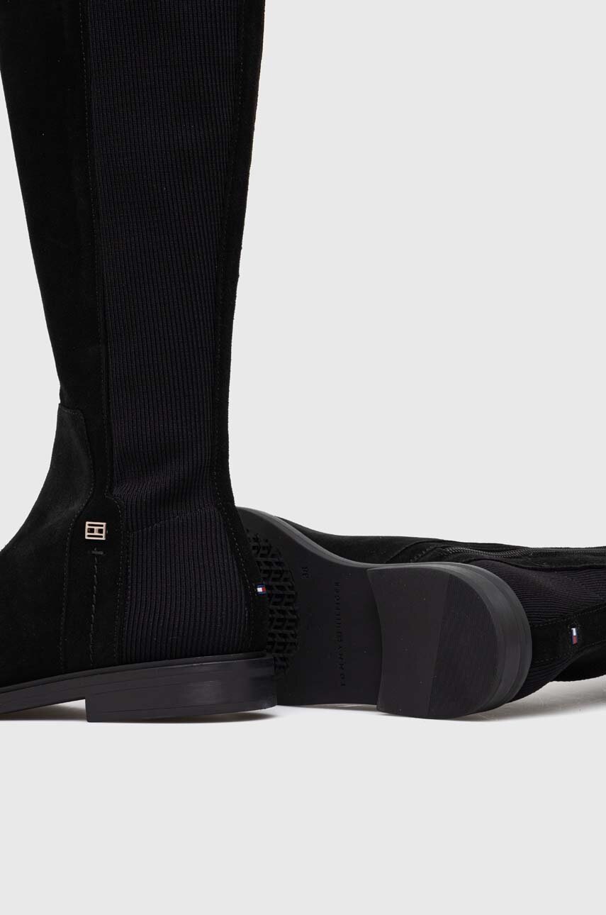 Чоботи Tommy Hilfiger TOMMY ESSENTIALS LONGBOOT жіночі колір чорний на плоскому ходу FW0FW07476 