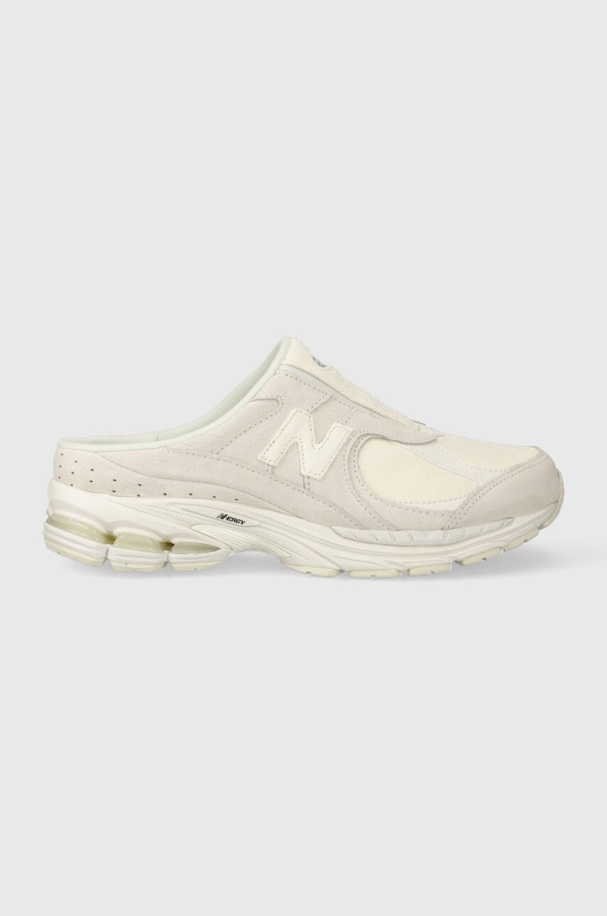 Levně Pantofle New Balance M2002RMQ bílá barva