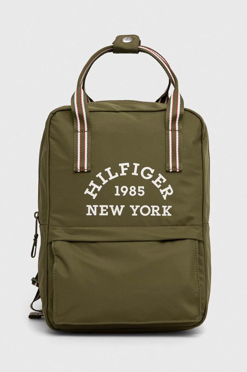Dětský batoh Tommy Hilfiger zelená barva, malý, s potiskem - zelená - 100 % Recyklovaný polyester
