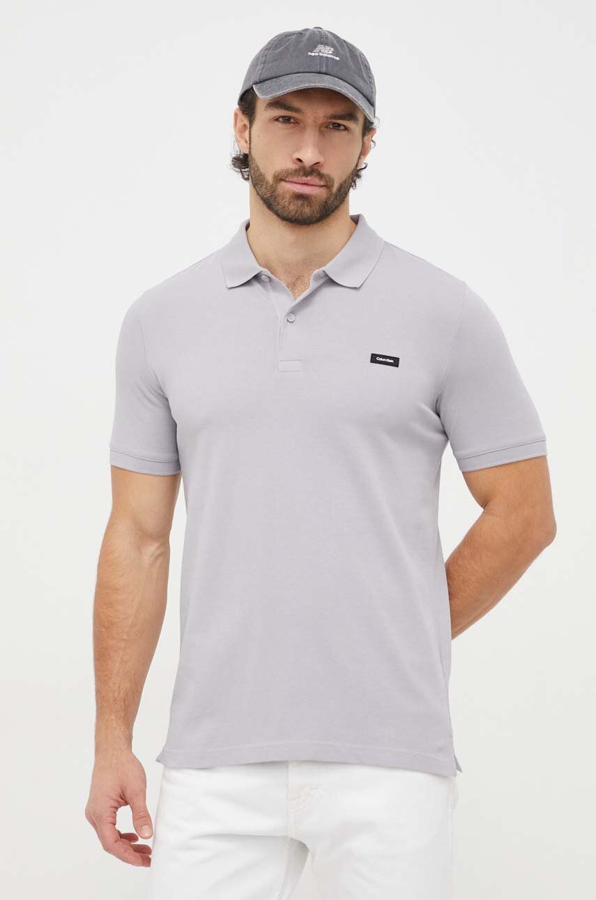 Levně Polo tričko Calvin Klein šedá barva, K10K111196