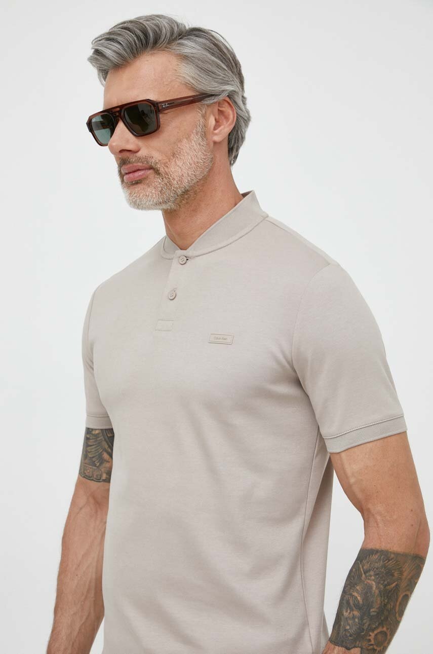 

Памучна тениска с яка Calvin Klein в бежово с изчистен дизайн K10K111201, Бежов