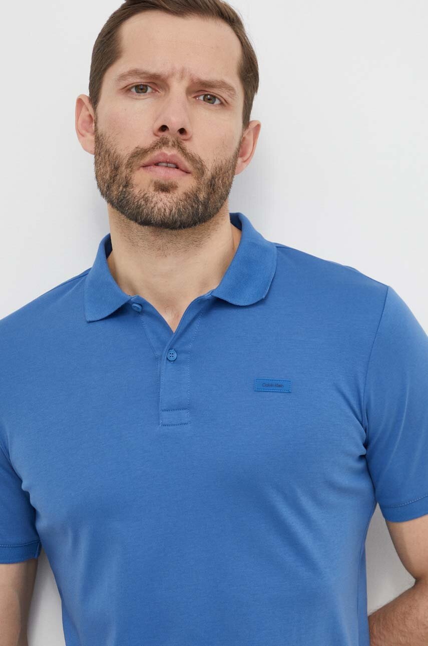 

Памучна тениска с яка Calvin Klein в синьо с изчистен дизайн K10K111657, Син