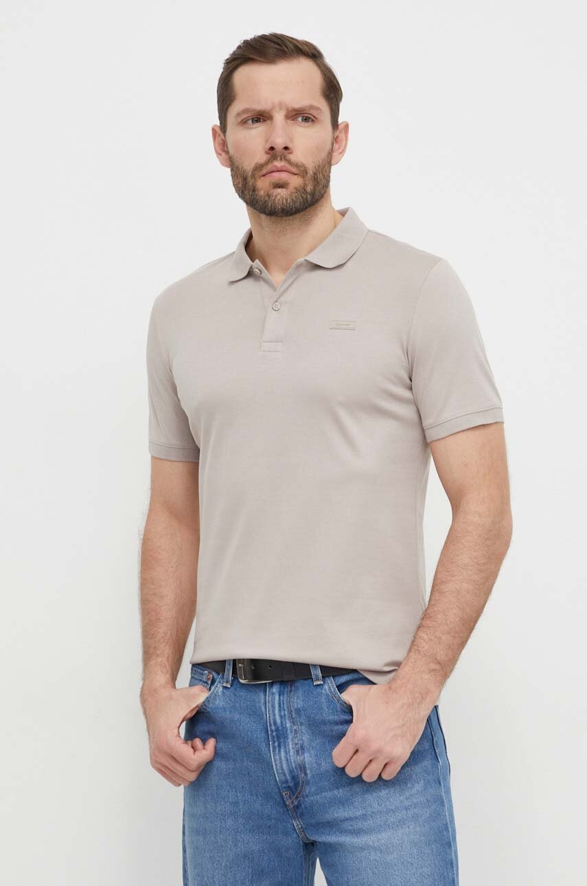 

Памучна тениска с яка Calvin Klein в сиво с изчистен дизайн K10K111657, Бежов