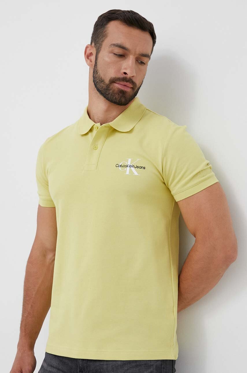 

Тениска с яка Calvin Klein Jeans в жълто с принт J30J323395, Жълт