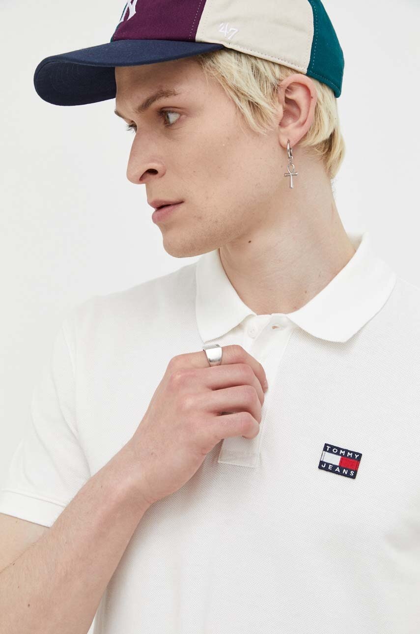 Levně Bavlněné polo tričko Tommy Jeans béžová barva