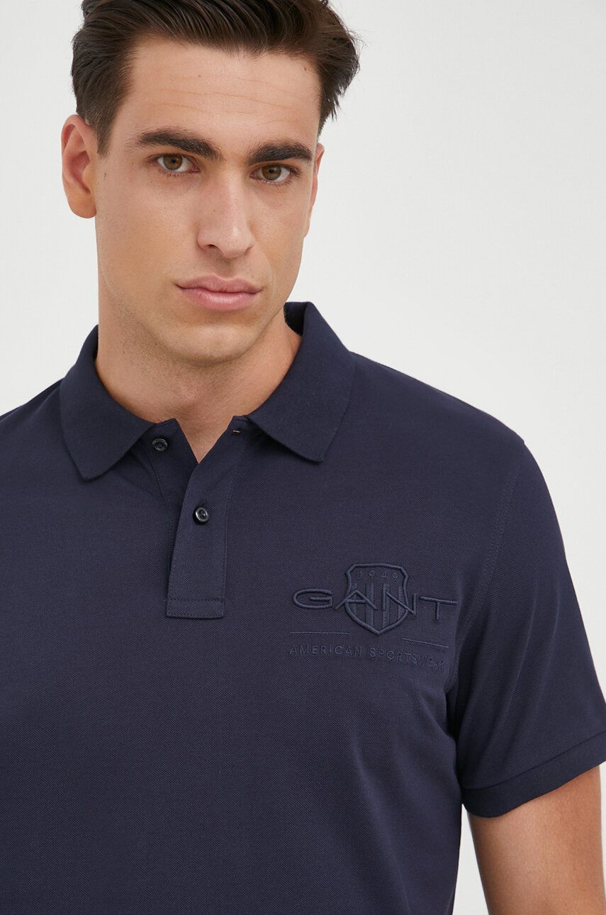 Bavlněné polo tričko Gant tmavomodrá barva, s aplikací - námořnická modř - 100 % Bavlna