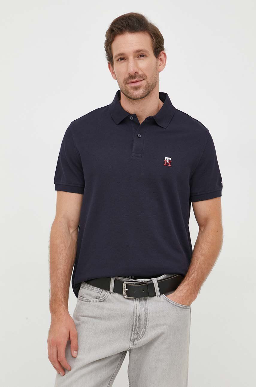 Polo tričko Tommy Hilfiger tmavomodrá barva, s aplikací - námořnická modř - 74 % Bavlna