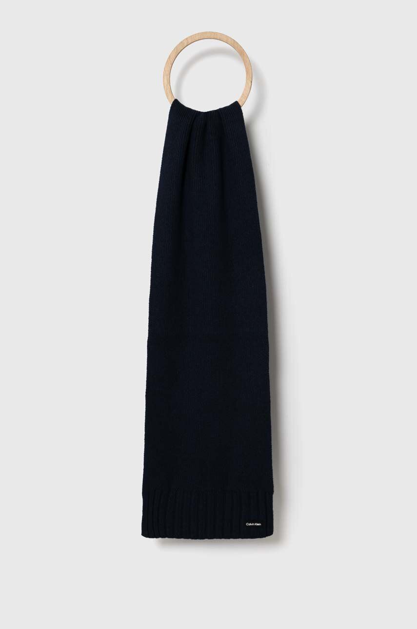 Vlněná šála Calvin Klein tmavomodrá barva - námořnická modř - 57 % Vlna