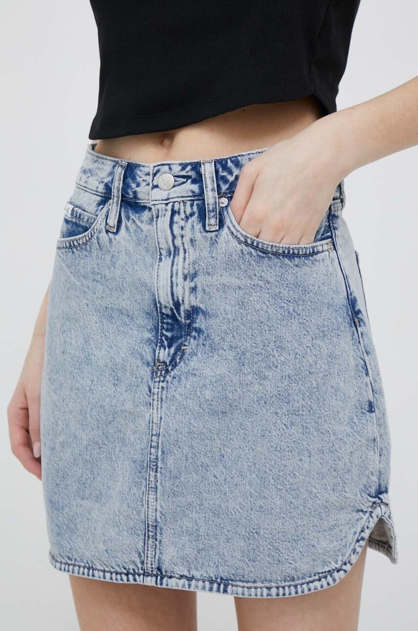 

Дънкова пола Calvin Klein Jeans в синьо къс модел със стандартна кройка, Син