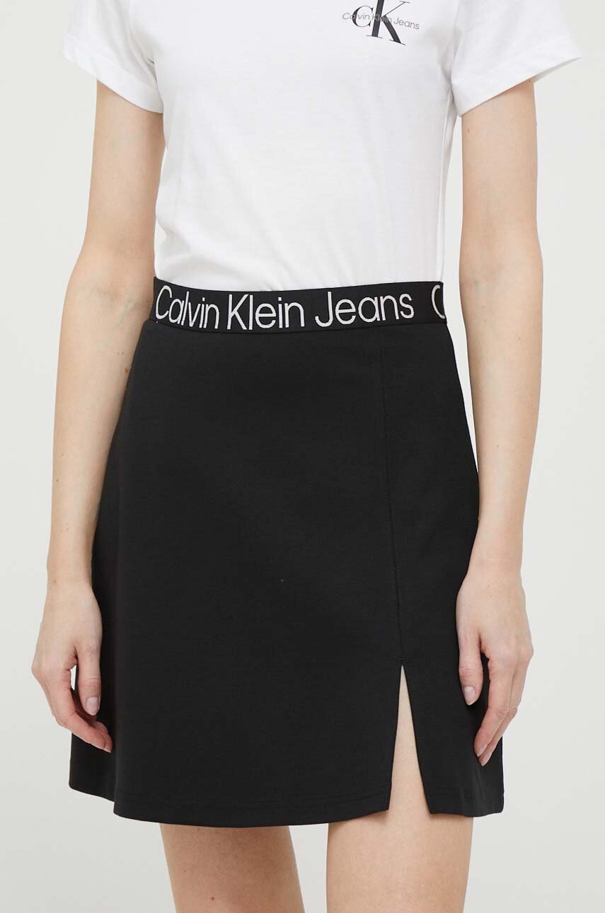 

Пола Calvin Klein Jeans в черно къс модел със стандартна кройка, Черен